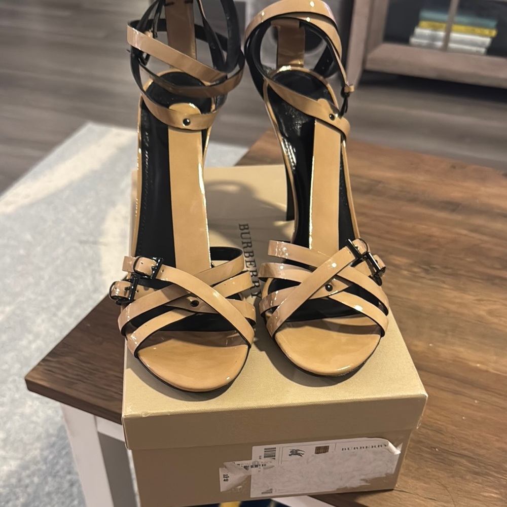 Burberry Tan Strappy Heels Elegant Design